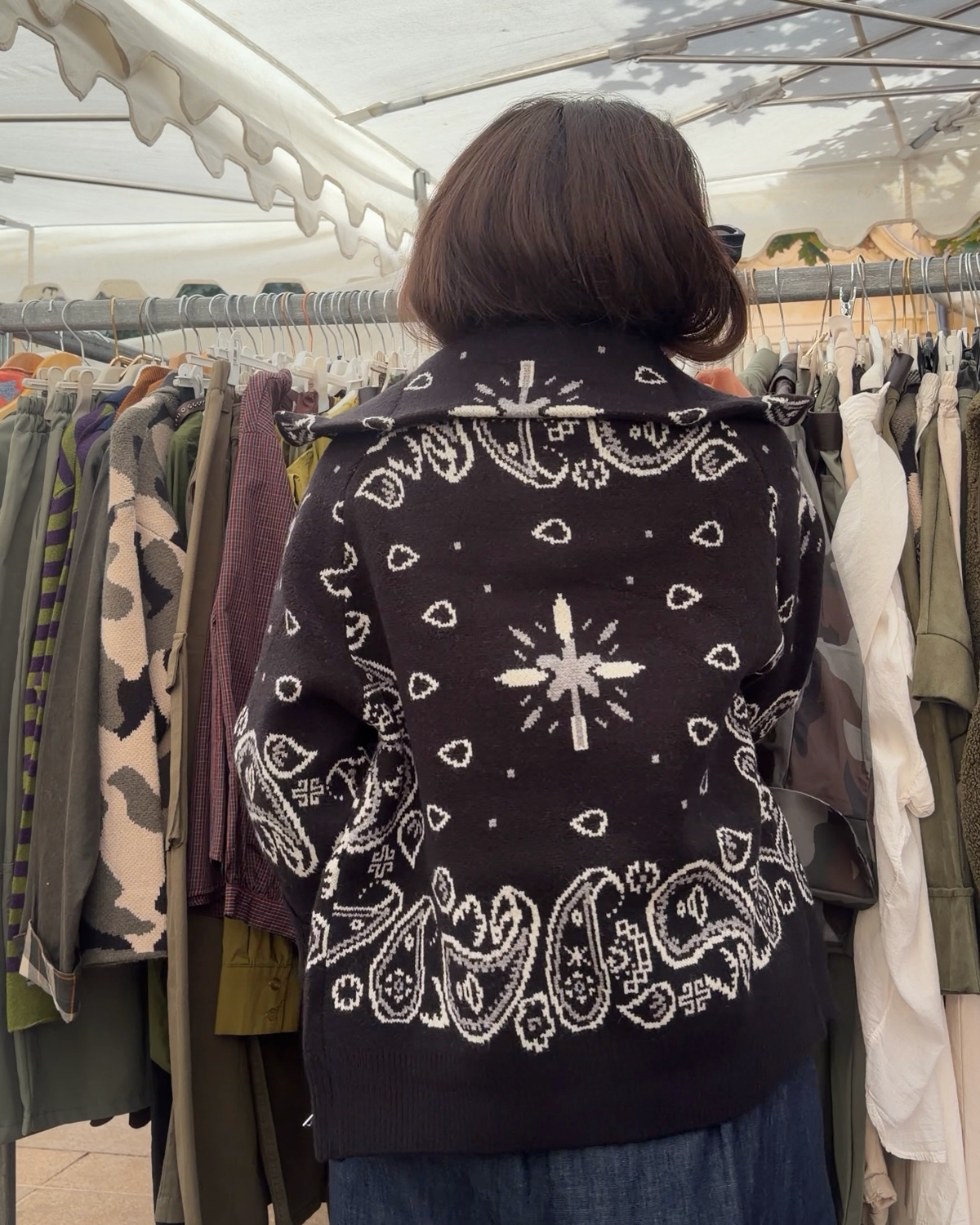 Veste Ava noire, maille jacquard motif bandana