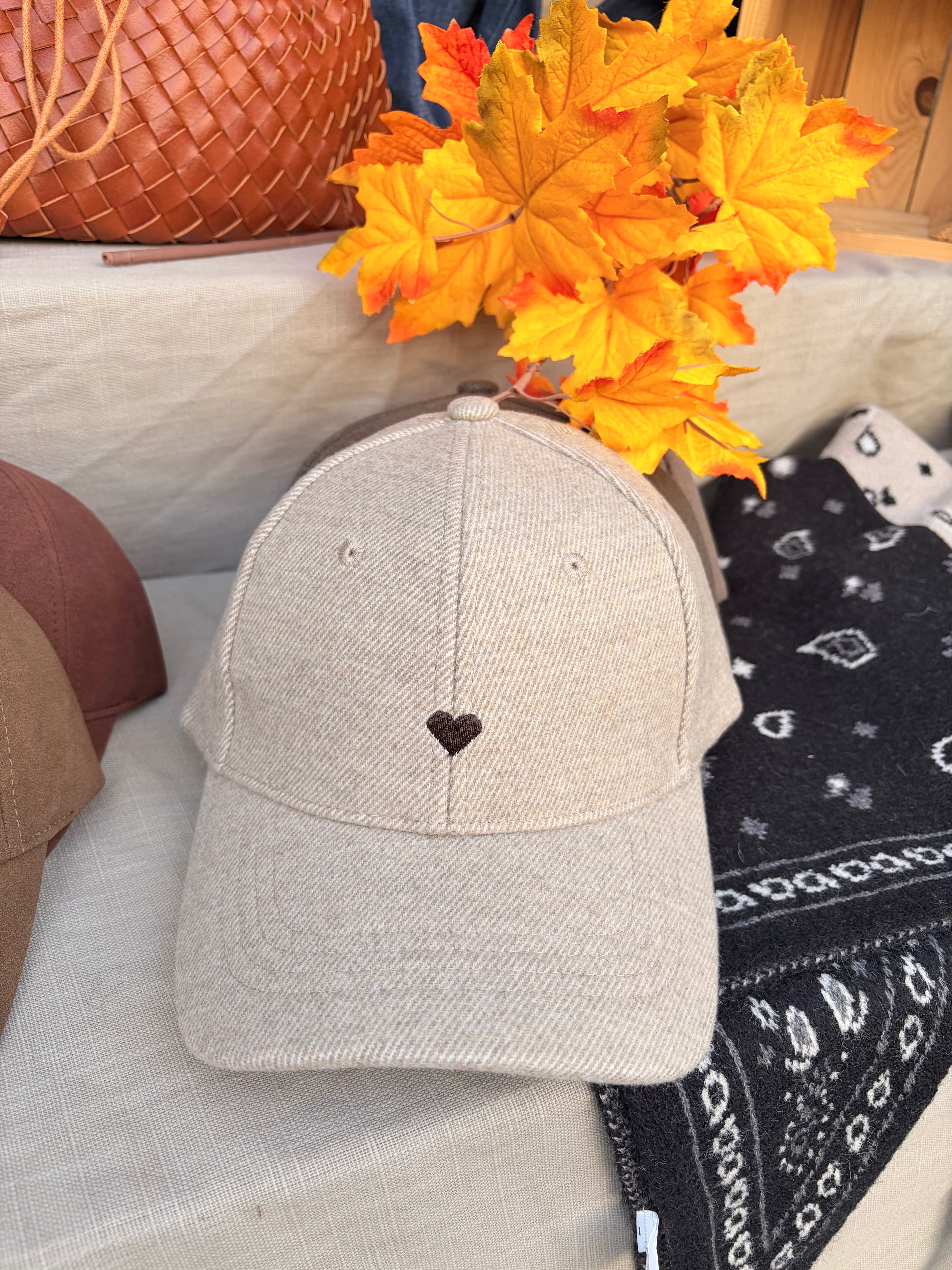 Casquette cœur beige avec petit cœur marron – Casa Paloma