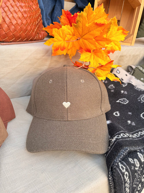 Casquette cœur marron foncé avec petit cœur beige – Casa Paloma