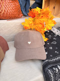 Casquette cœur marron clair avec petit cœur beige – Casa Paloma