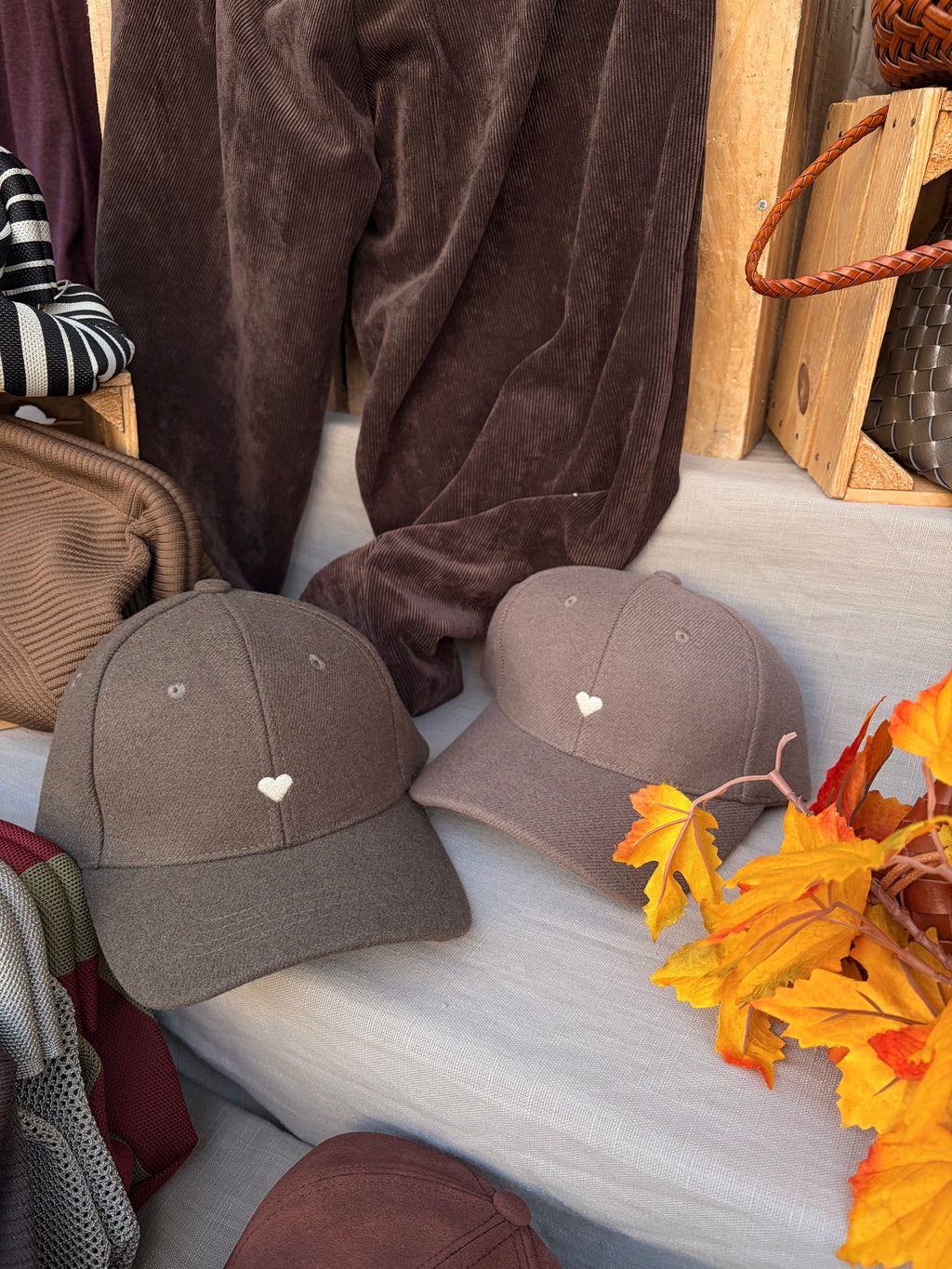 Casquette cœur taupe avec petit cœur beige – Casa Paloma