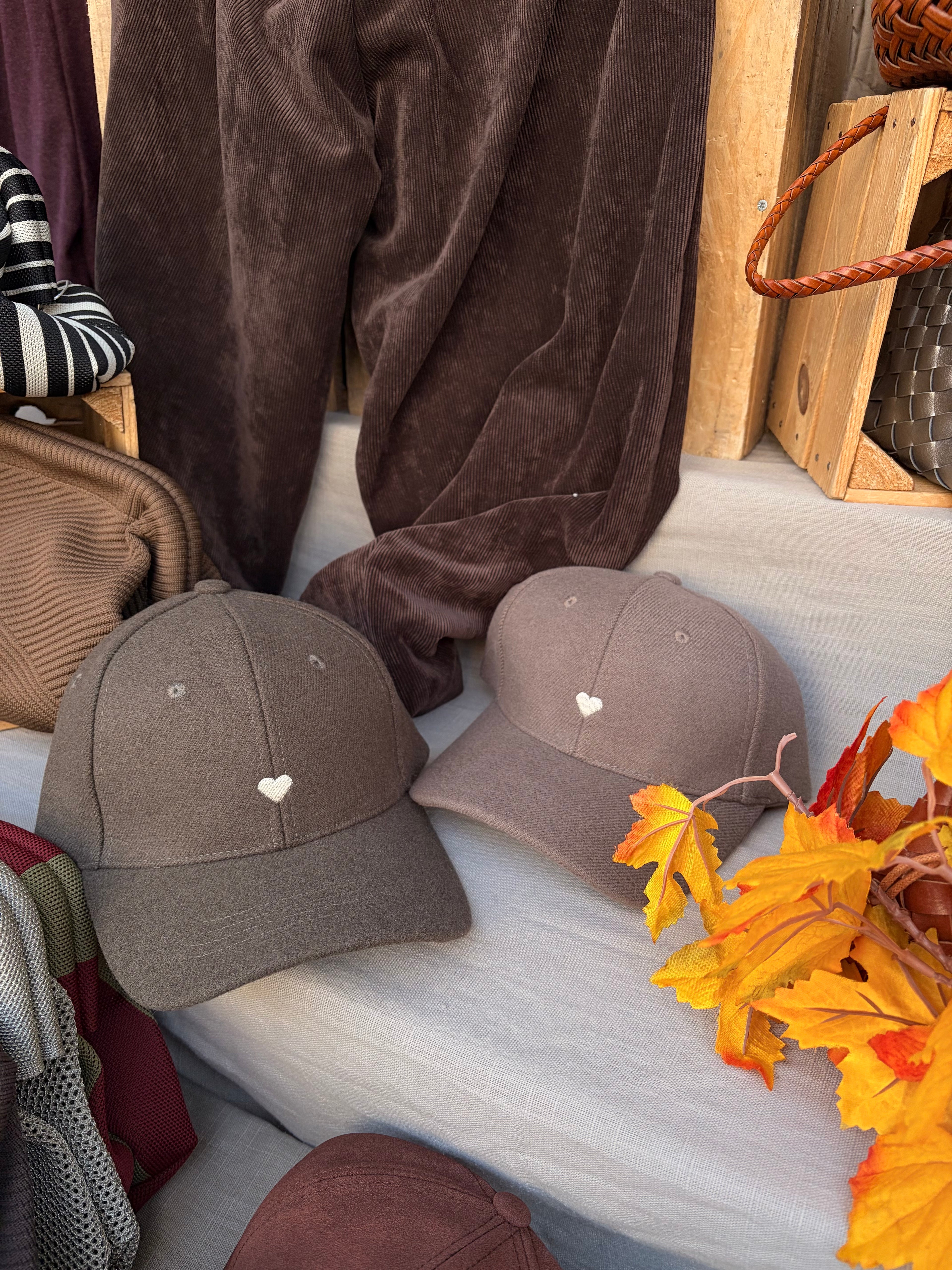 Casquette cœur taupe avec petit cœur beige – Casa Paloma