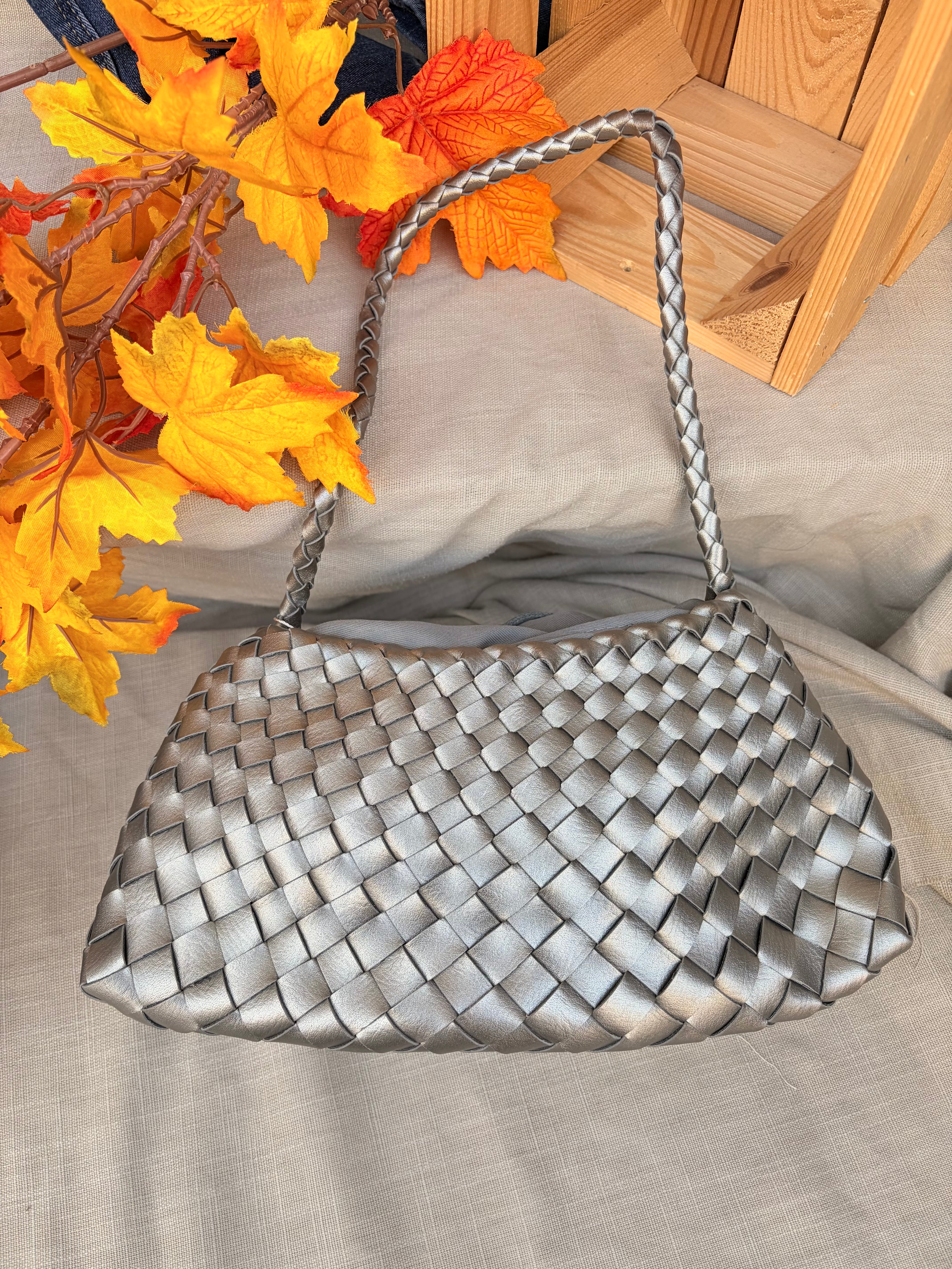 Petit sac tressé en cuir vegan argenté, anse tressée – Casa Paloma