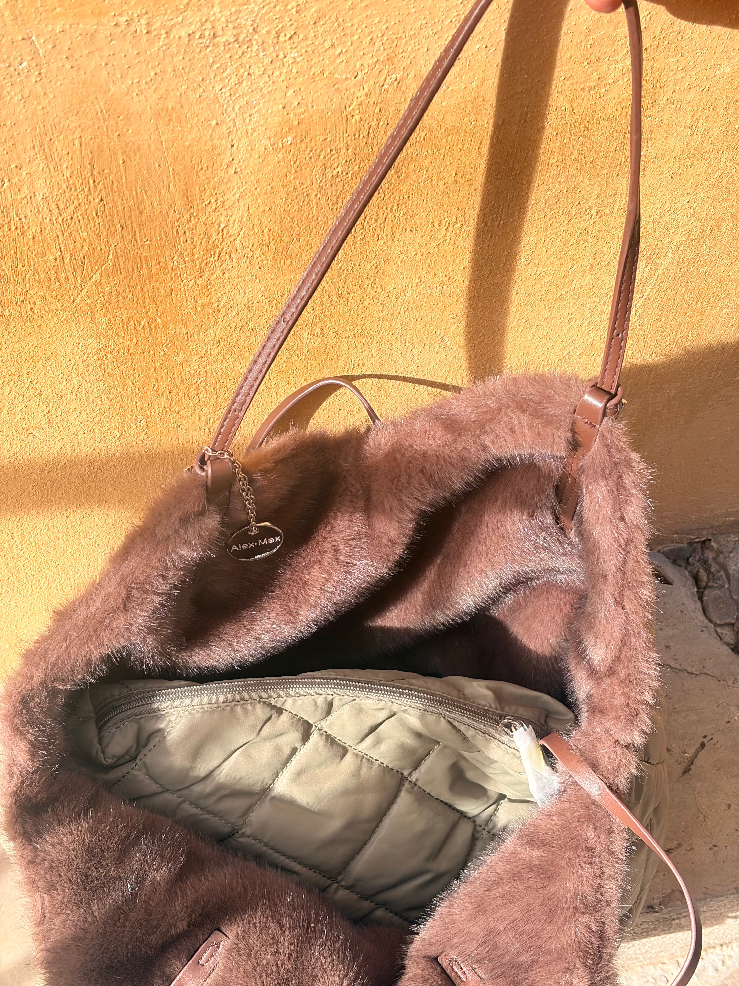Intérieur du sac doudoune réversible et pochette kaki – Casa Paloma