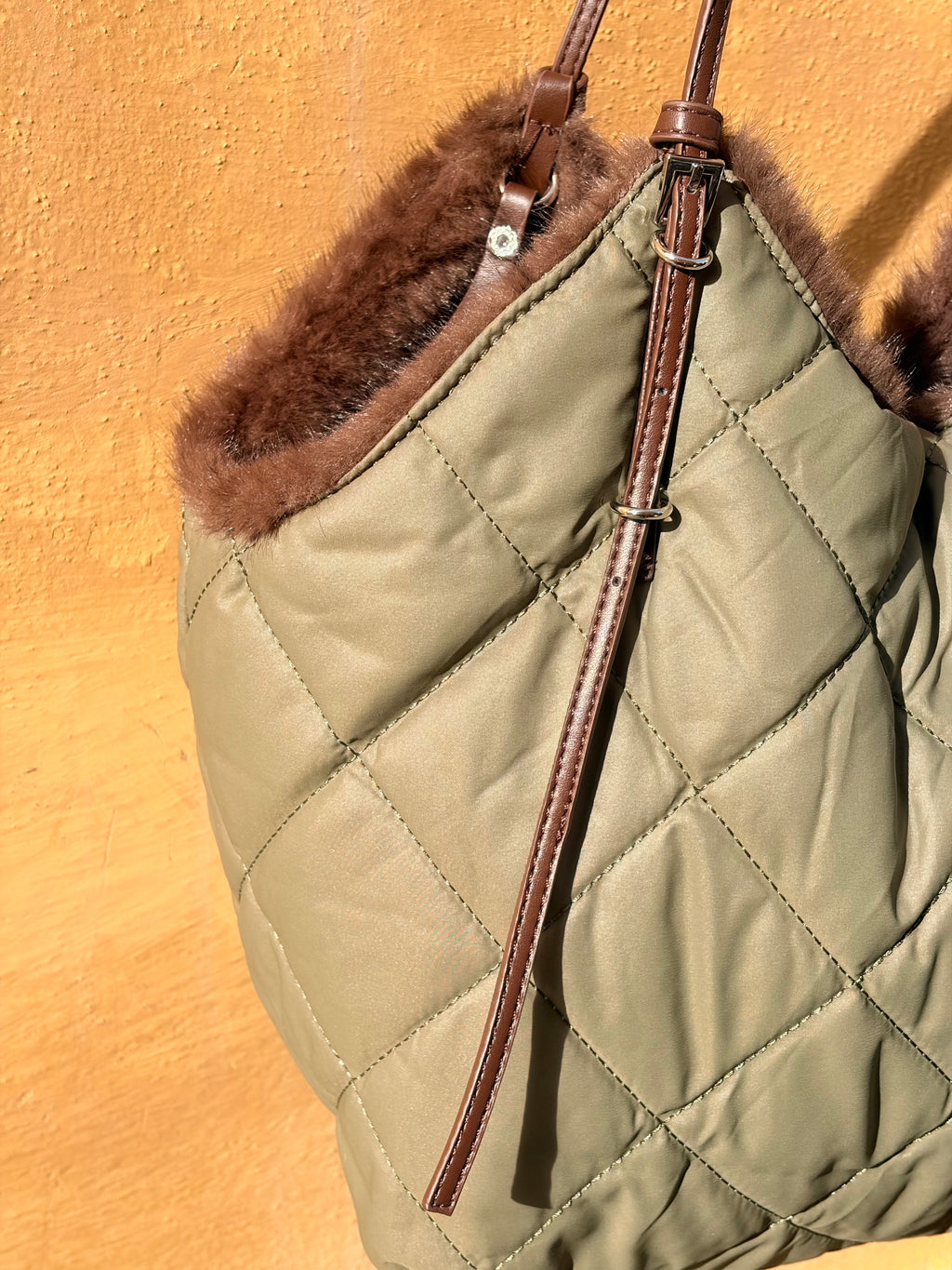 Détail matelassé en losanges du sac doudoune kaki – Casa Paloma