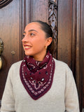 Petit foulard bandana triangle bordeaux noué en pointe devant – Casa Paloma
