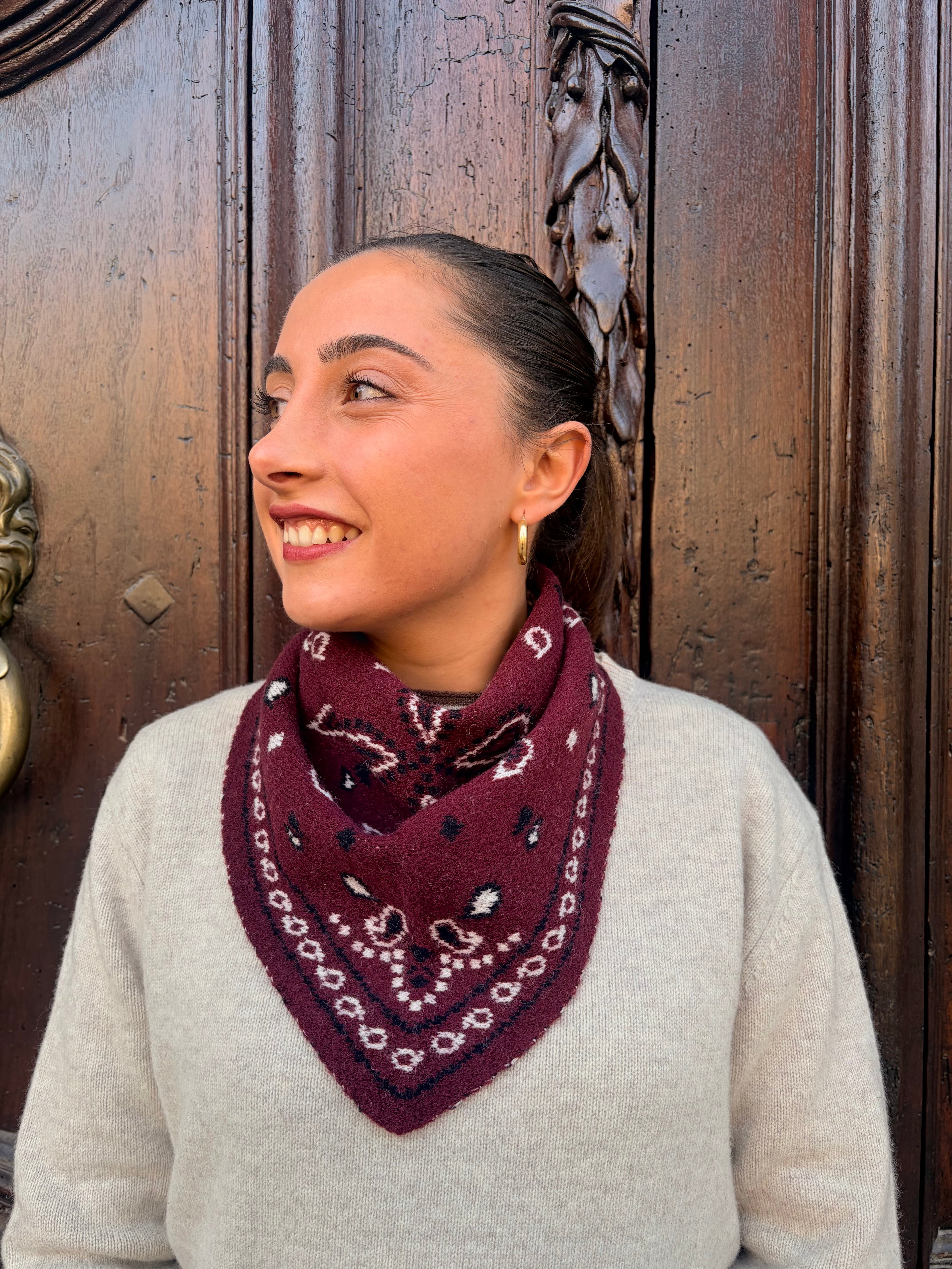 Petit foulard bandana triangle bordeaux noué en pointe devant – Casa Paloma