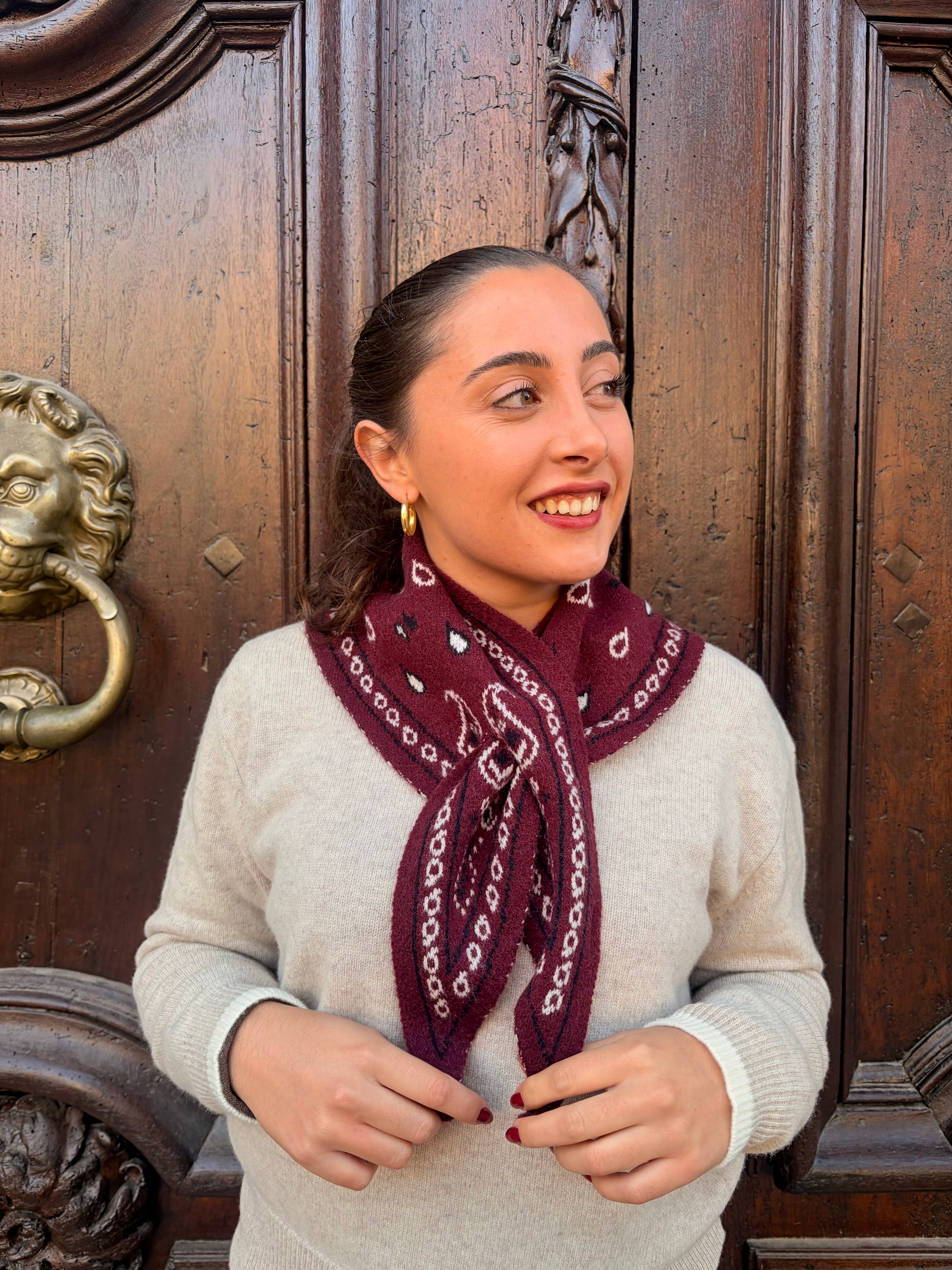 Petit foulard bandana bordeaux noué en petite cravate – Casa Paloma