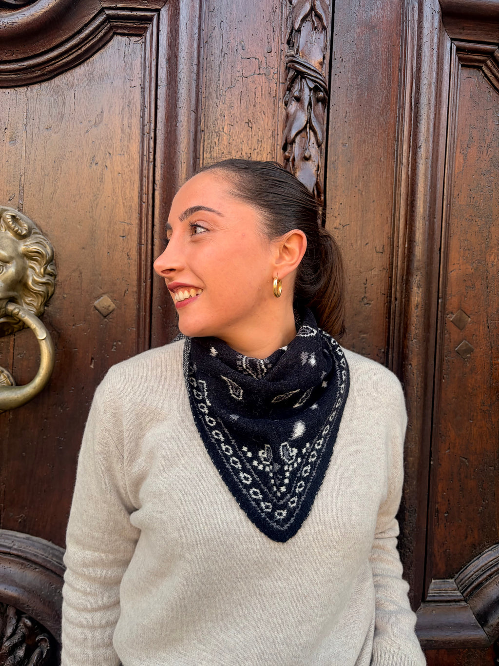 Petit foulard bandana triangle noir noué en pointe devant – Casa Paloma