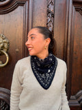 Petit foulard bandana triangle noir noué en pointe devant – Casa Paloma