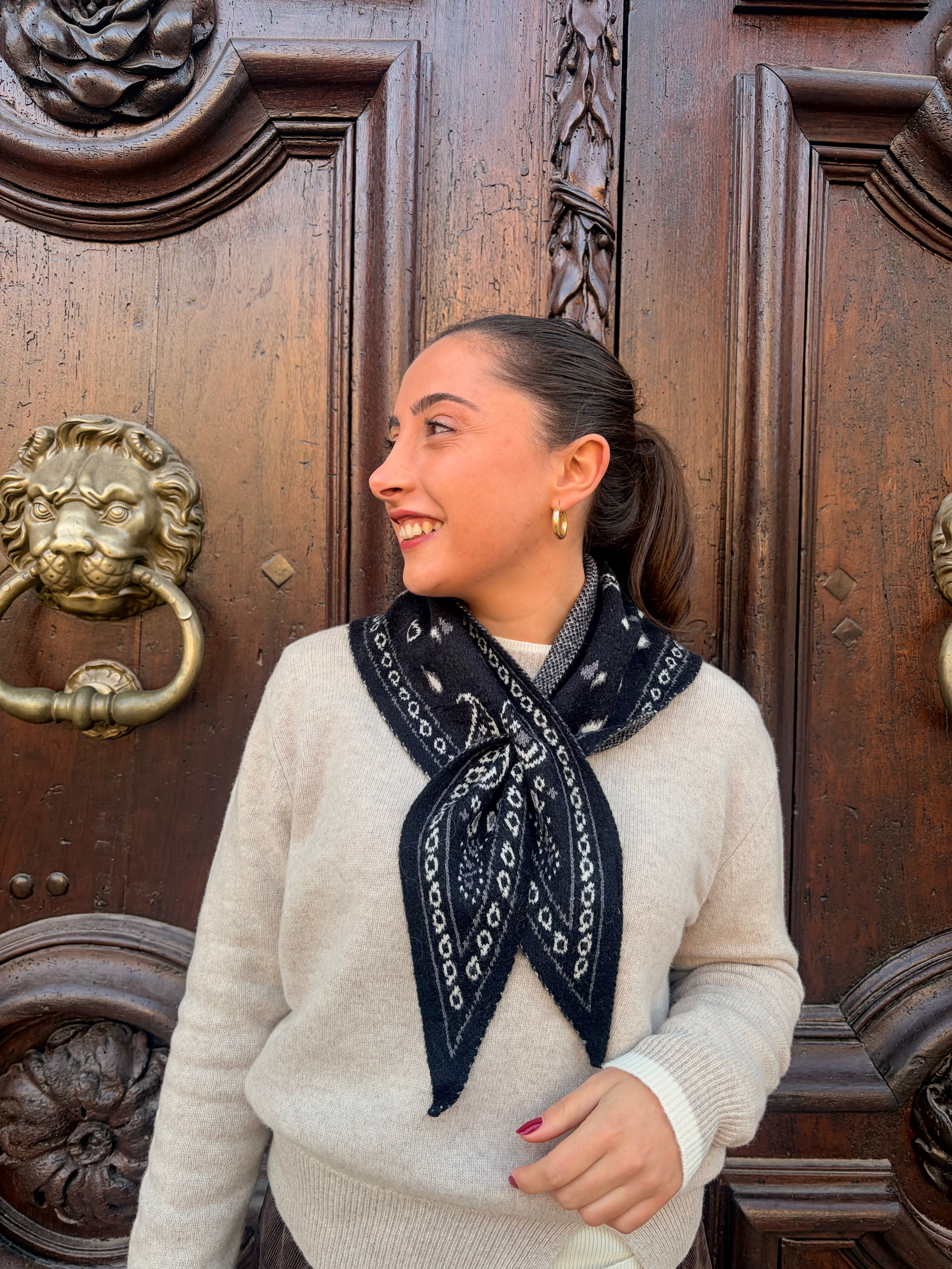 Petit foulard bandana noir noué en petite cravate – Casa Paloma