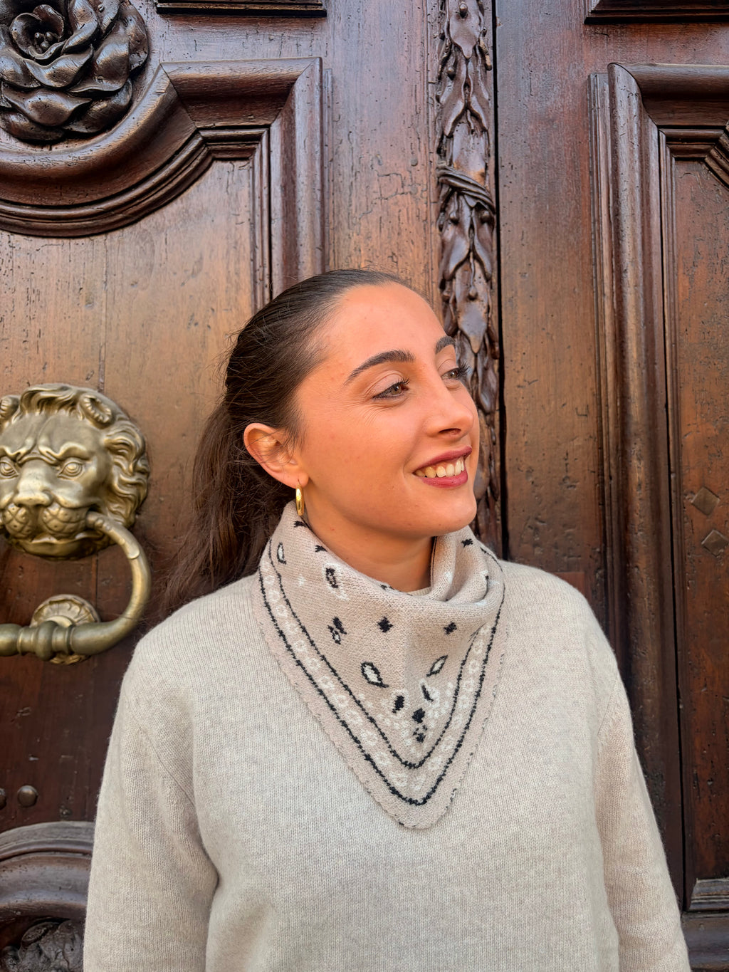 Petit foulard bandana triangle beige noué en pointe devant – Casa Paloma