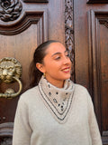 Petit foulard bandana triangle beige noué en pointe devant – Casa Paloma