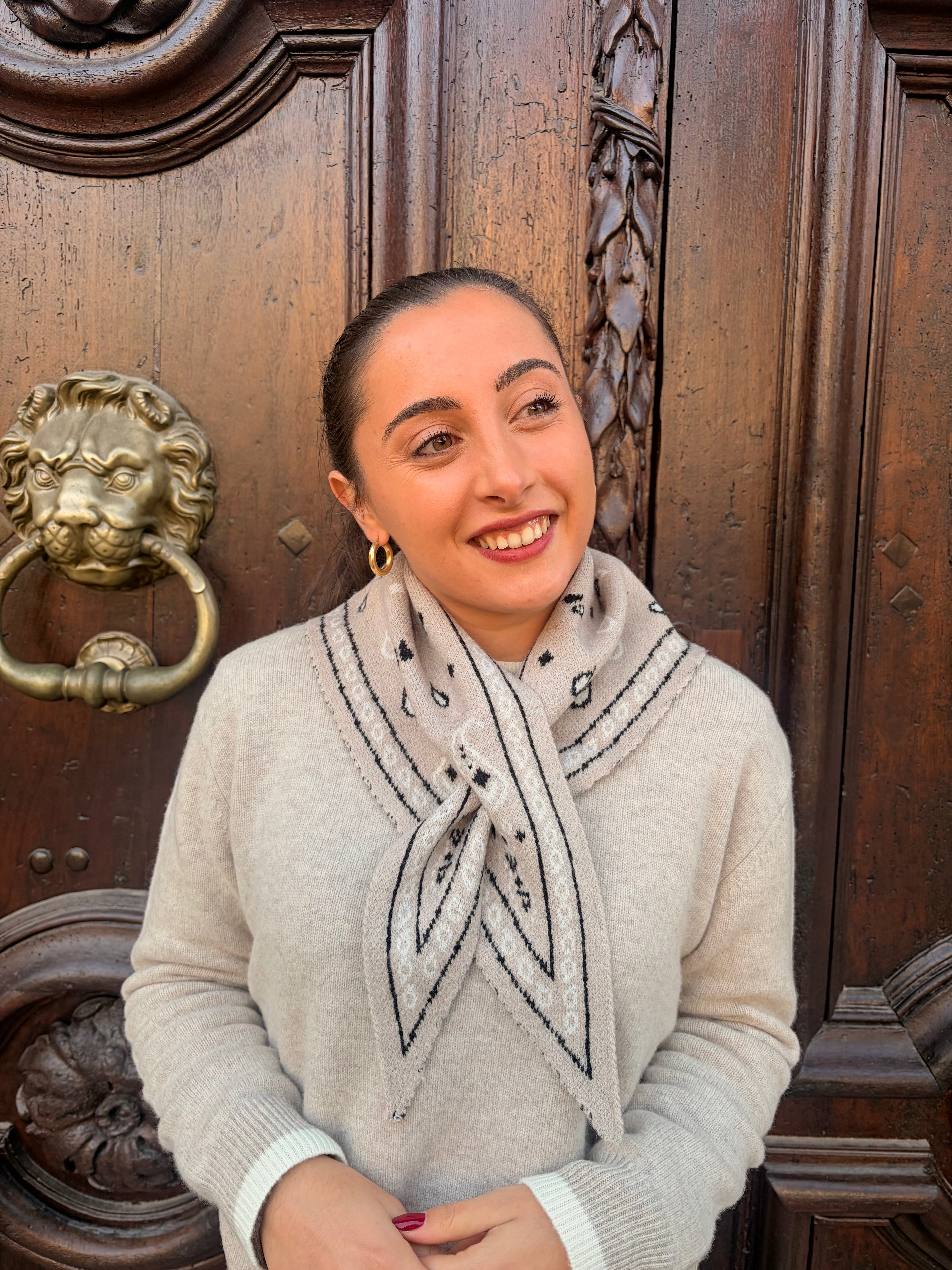 Petit foulard bandana beige noué en petite cravate – Casa Paloma