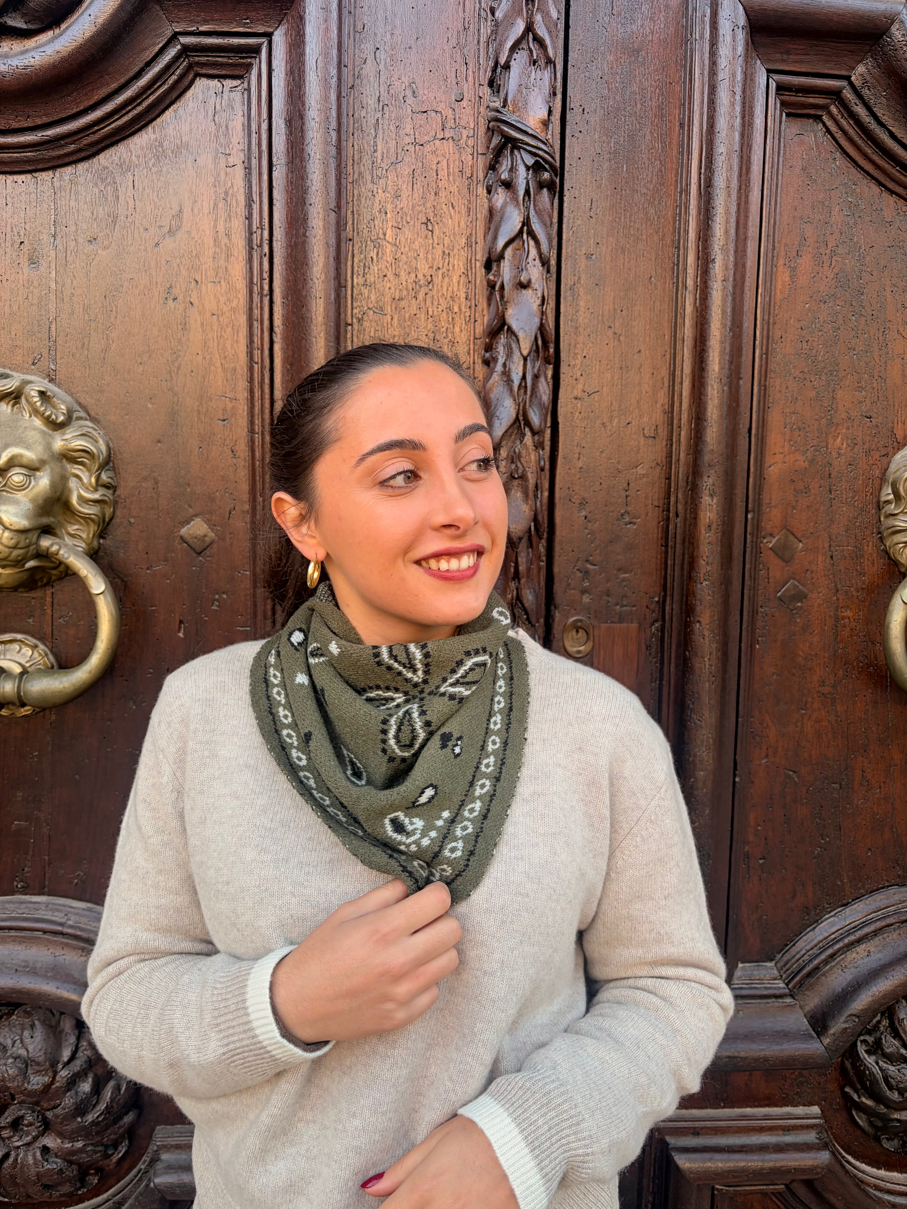 Petit foulard bandana triangle kaki noué en pointe devant – Casa Paloma