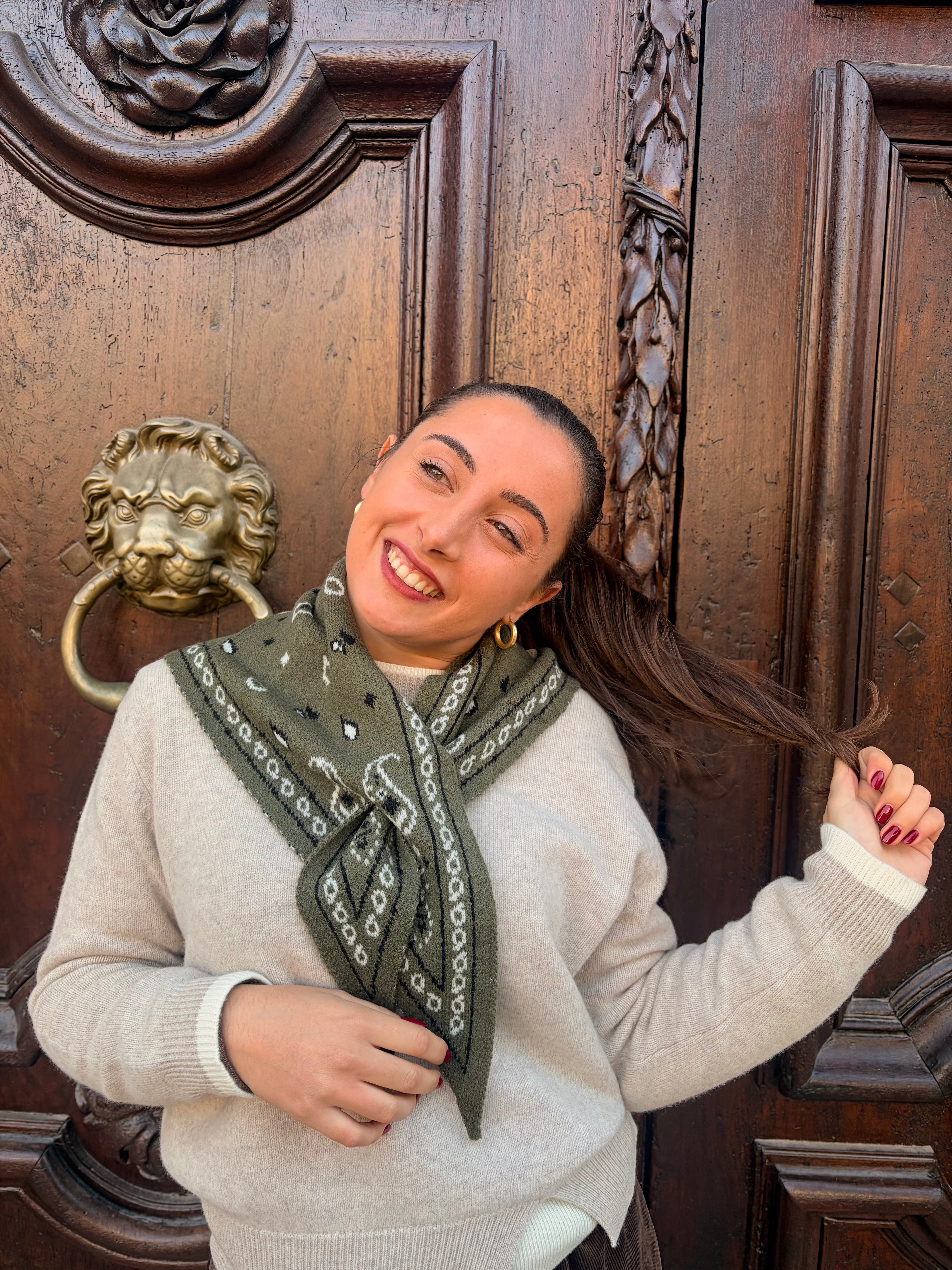 Petit foulard bandana kaki noué en petite cravate – Casa Paloma