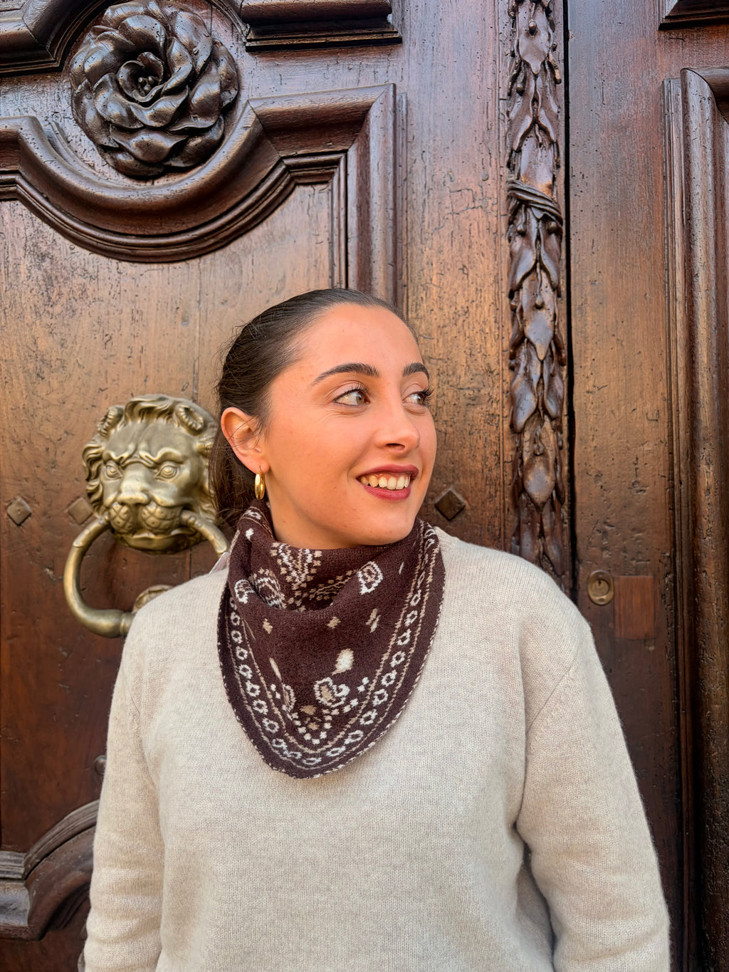Petit foulard bandana triangle chocolat noué en pointe devant – Casa Paloma