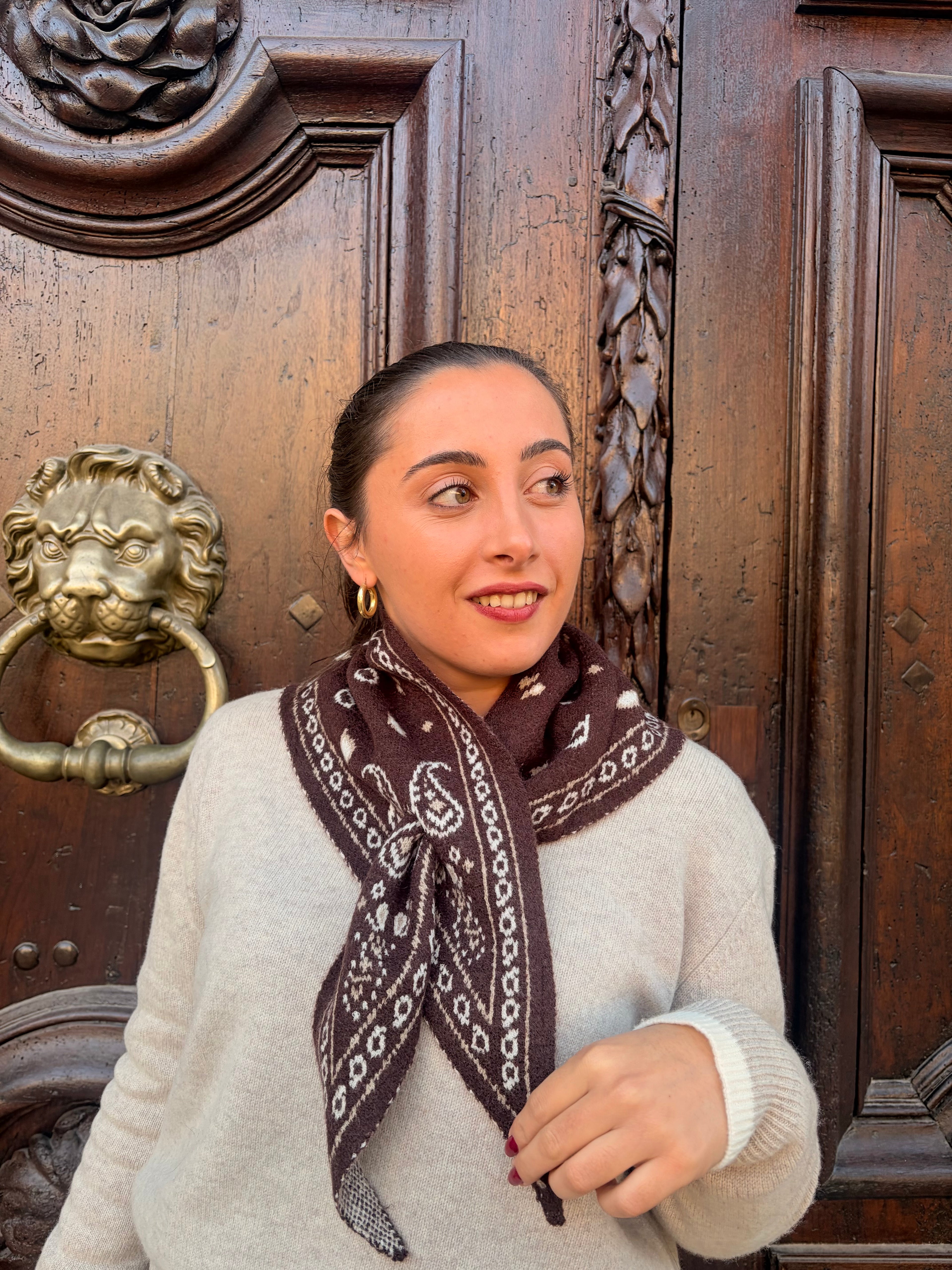 Petit foulard bandana chocolat noué en petite cravate – Casa Paloma