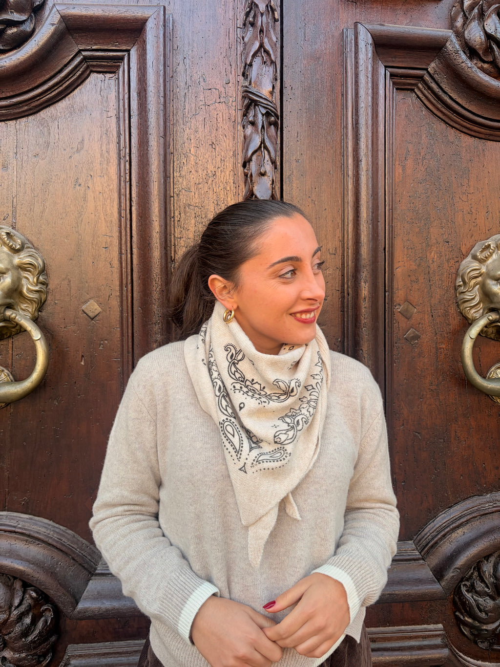 Foulard bandana grand triangle en maille fine beige clair, longues pointes – Casa Paloma