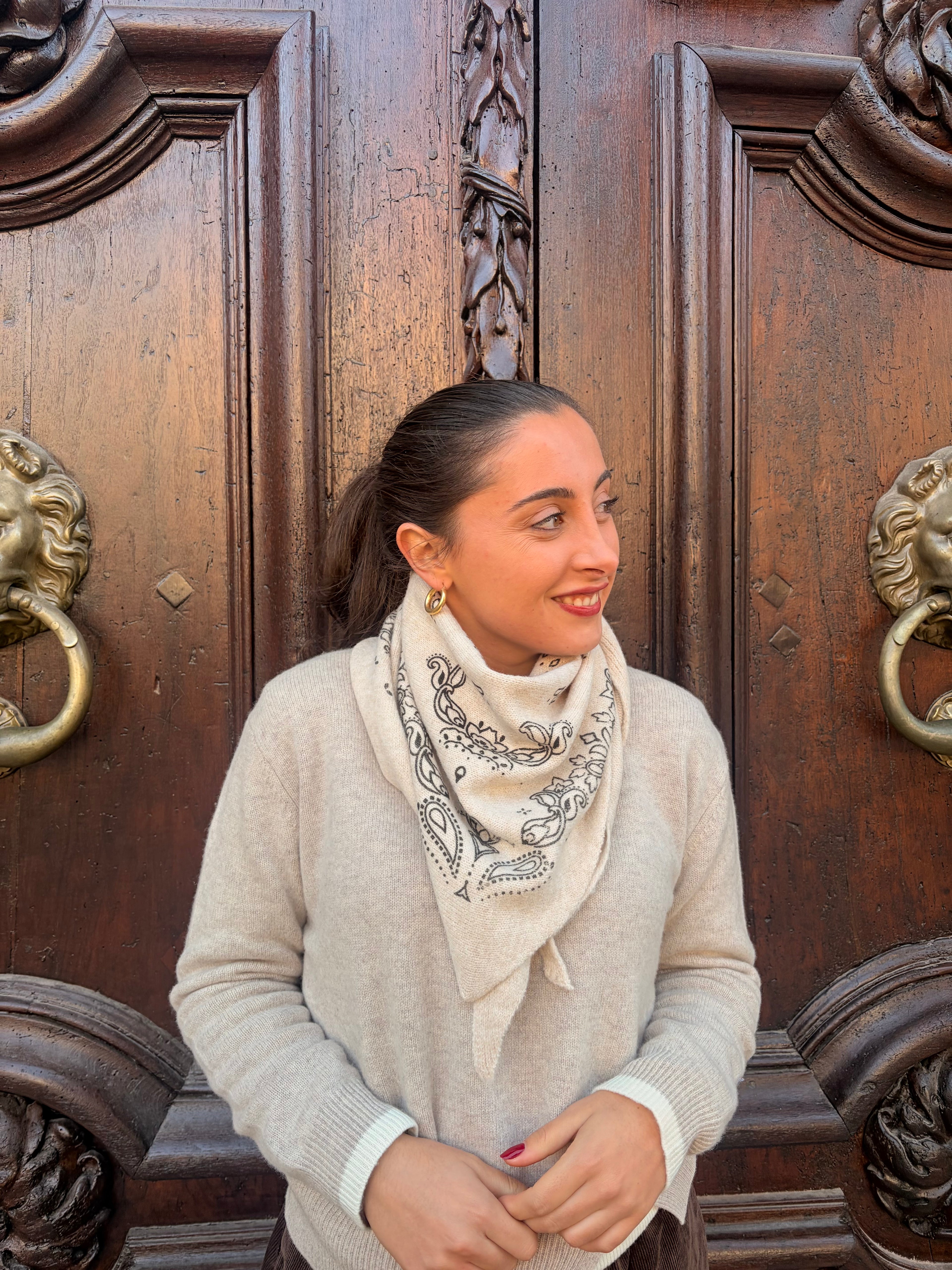 Foulard bandana grand triangle en maille fine beige clair, longues pointes – Casa Paloma