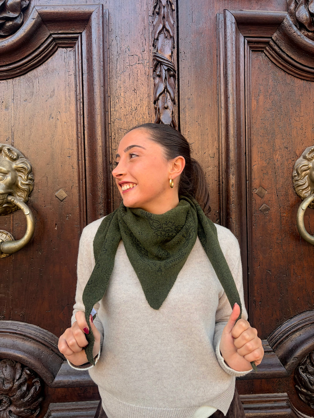 Foulard bandana grand triangle en maille fine kaki, longues pointes – Casa Paloma