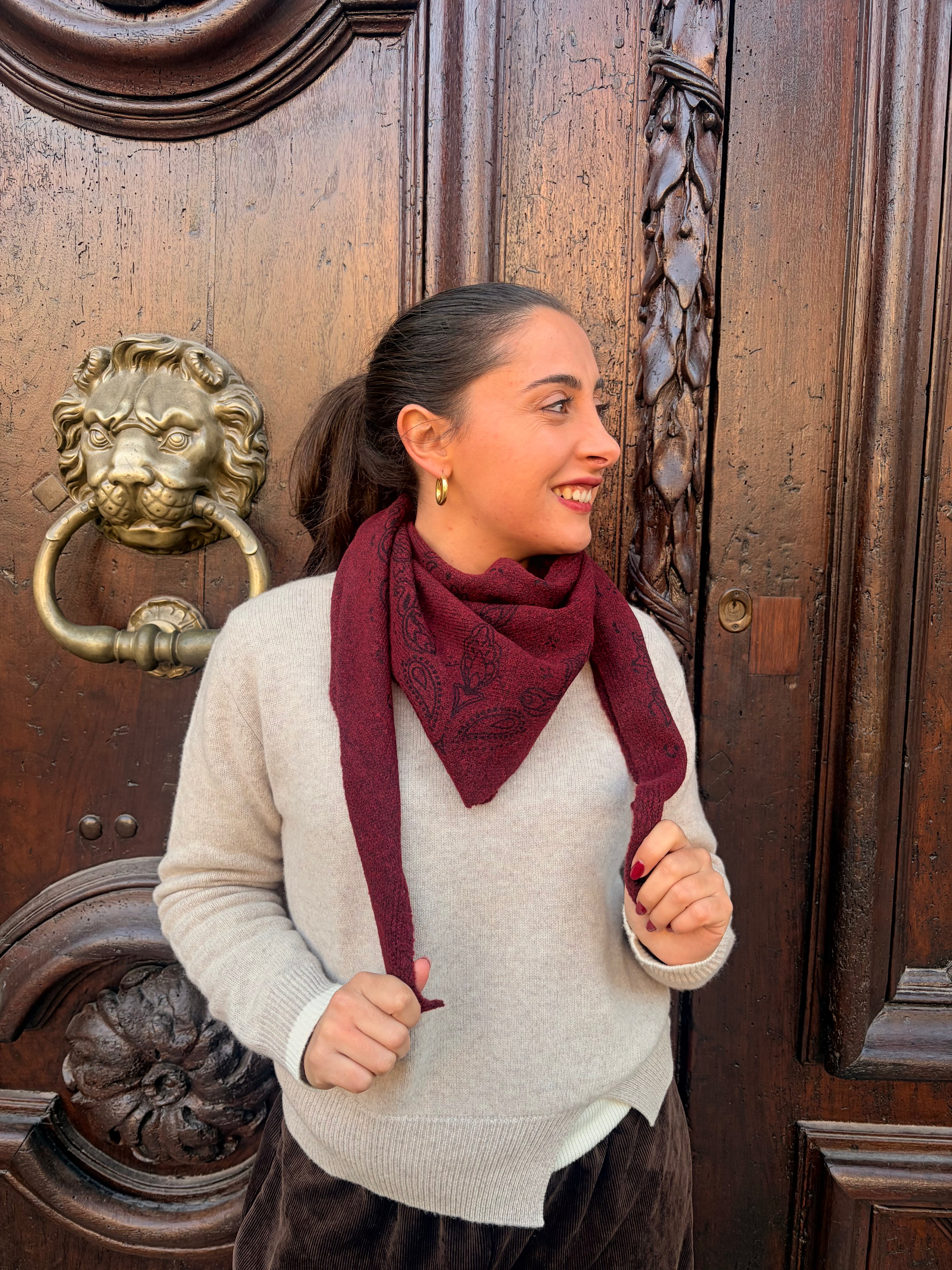 Foulard bandana grand triangle en maille fine bordeaux, longues pointes – Casa Paloma