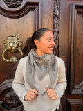 Foulard bandana grand triangle en maille fine gris beige chiné – Casa Paloma