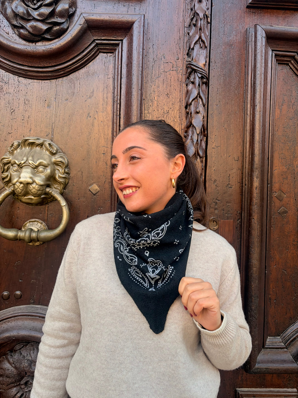 Foulard bandana grand triangle en maille fine noir – Casa Paloma