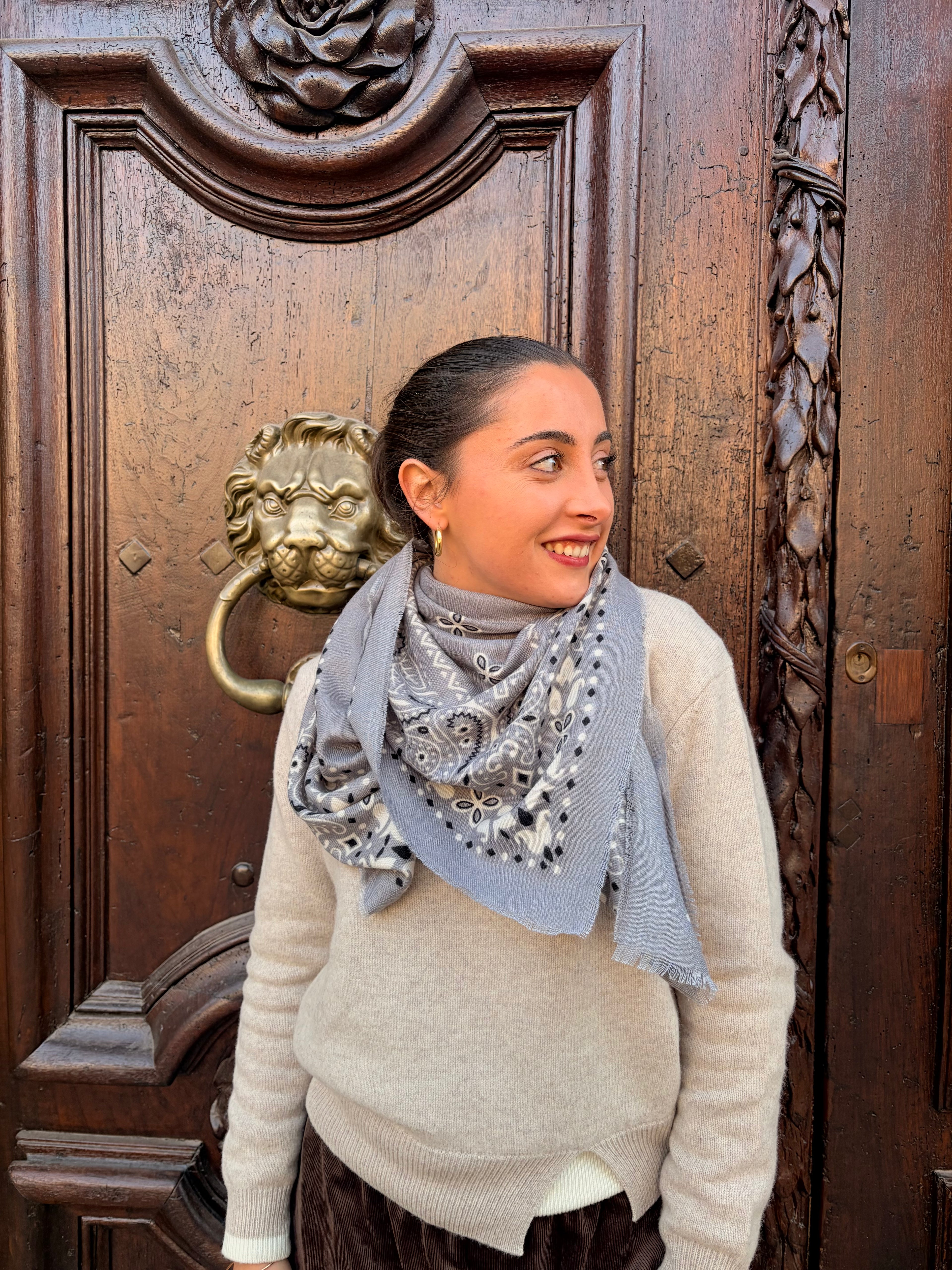 Foulard bandana gris – grand foulard carré femme Casa Paloma