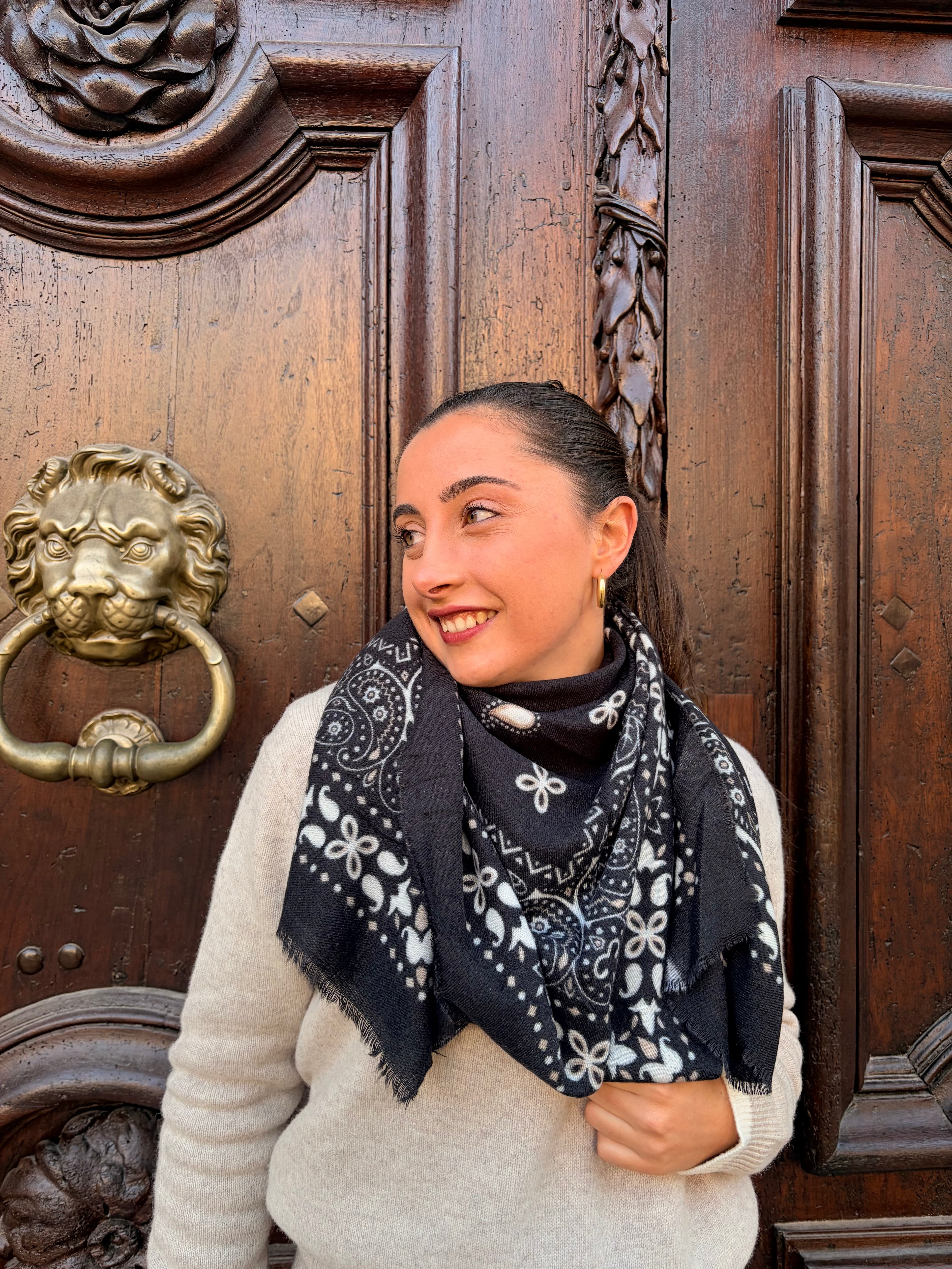 Foulard carré noir imprimé bandana viscose et laine – Casa Paloma