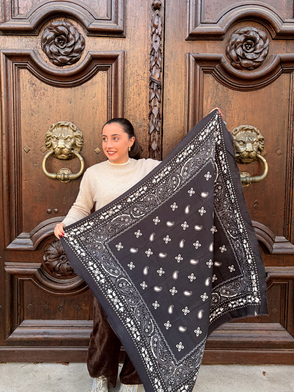 Grand foulard bandana carré noir déplié, 1,20 x 1,20 m – Casa Paloma