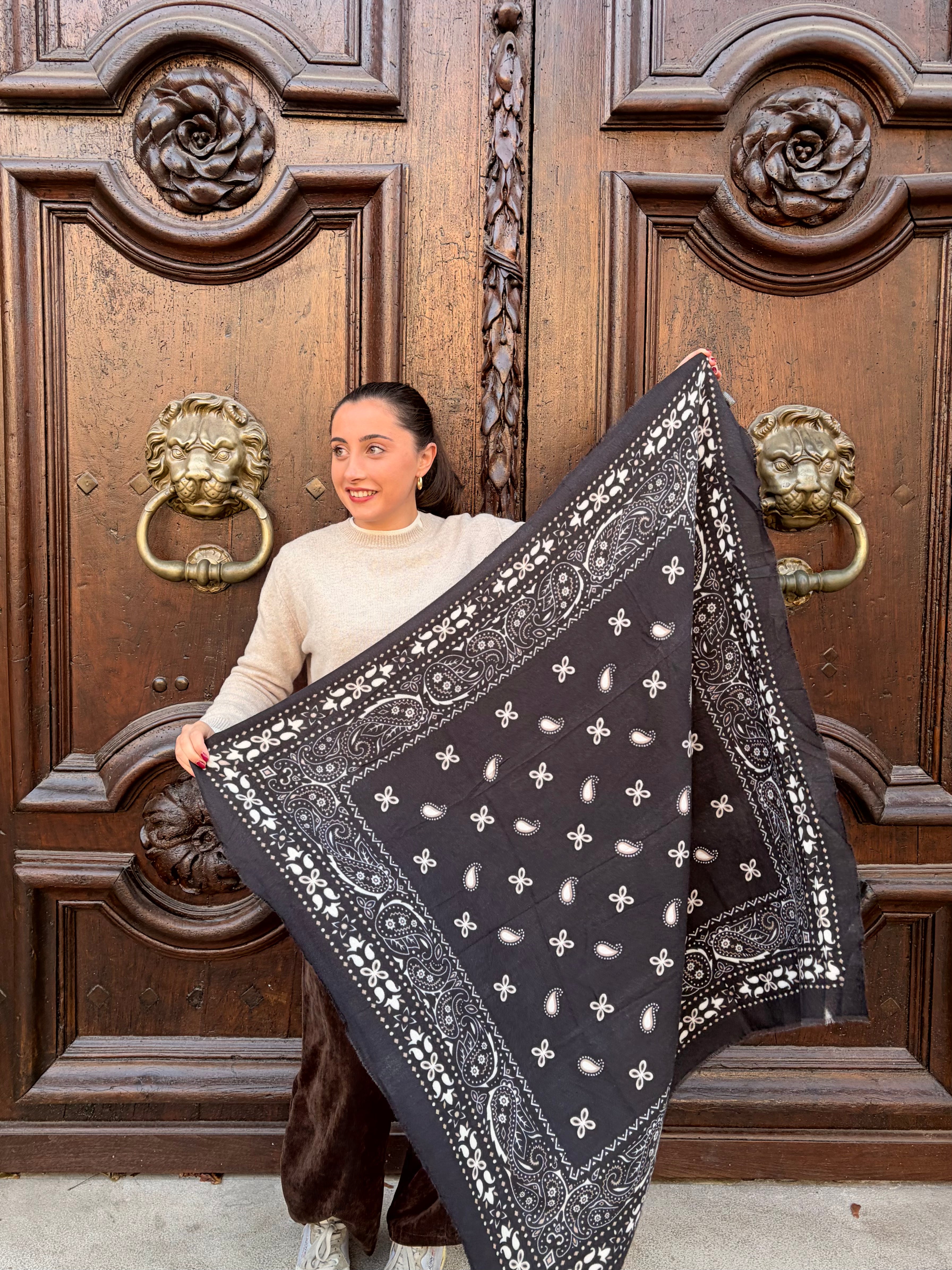Grand foulard bandana carré noir déplié, 1,20 x 1,20 m – Casa Paloma